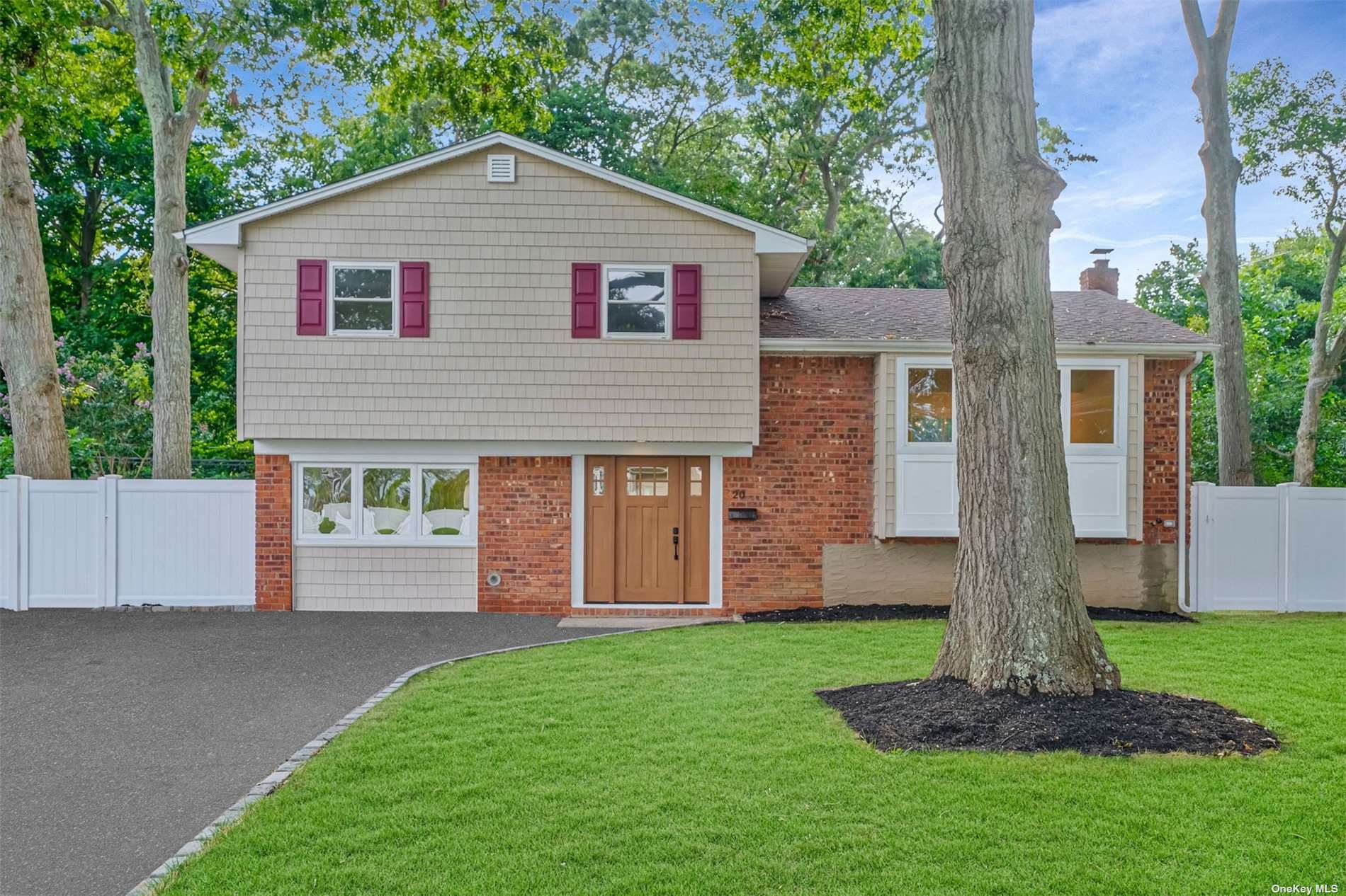 20 Linda Lane, Commack, Hamptons, NY - 3 Bedrooms  
2 Bathrooms - 