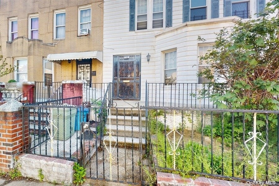 Property for Sale at 2710 Holland Avenue, Bronx, New York - Bedrooms: 3 
Bathrooms: 2 
Rooms: 9  - $520,000