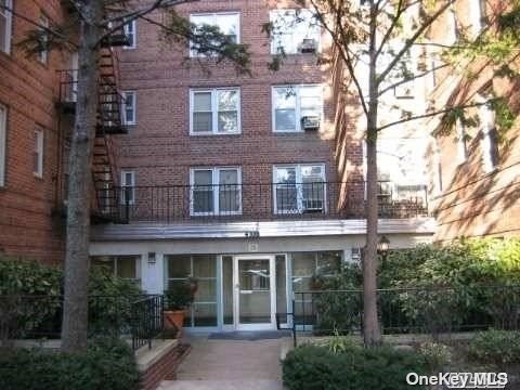 4336 Robinson Street 2F, Flushing, Queens, NY - 3 Bedrooms  
1 Bathrooms  
5 Rooms - 