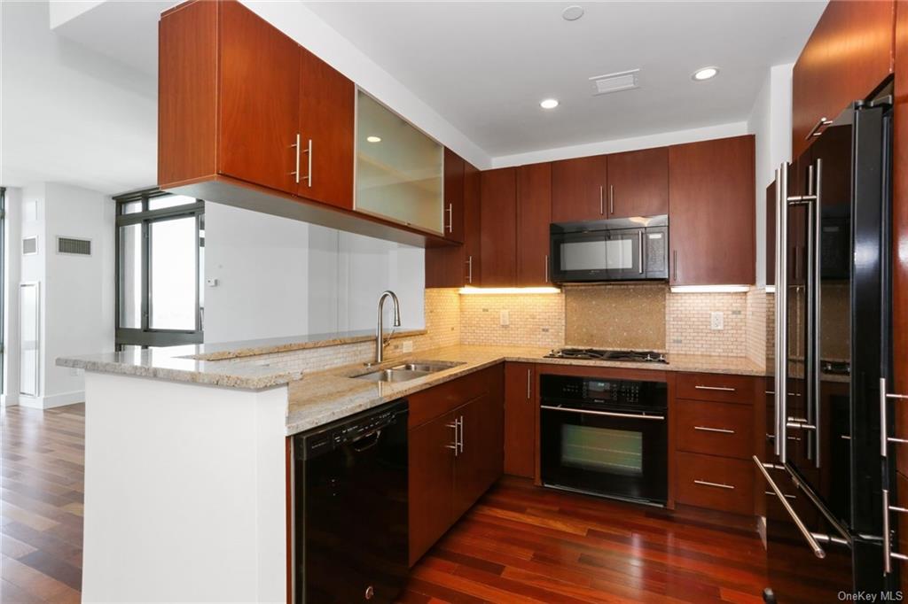 Rental Property at 175 Huguenot Street 2805, New Rochelle, New York - Bedrooms: 2 
Bathrooms: 3 
Rooms: 3  - $4,200 MO.