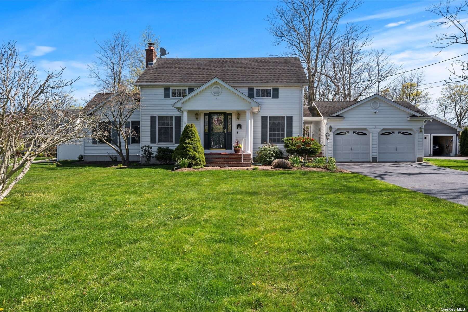Property for Sale at 10 Culver Lane, East Moriches, Hamptons, NY - Bedrooms: 3 
Bathrooms: 3  - $775,000