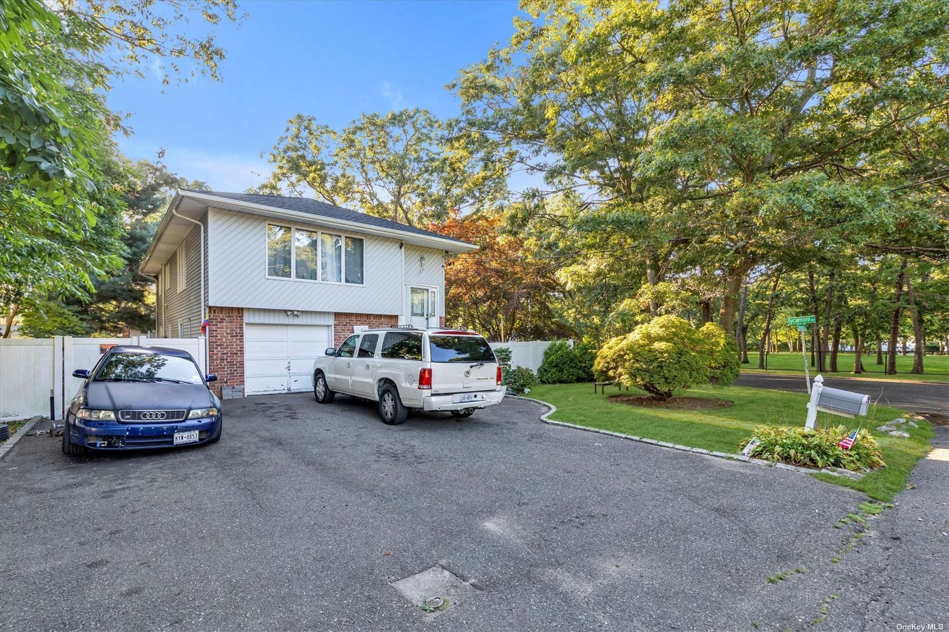 122 Clarendon Road, Ronkonkoma, New York image 1