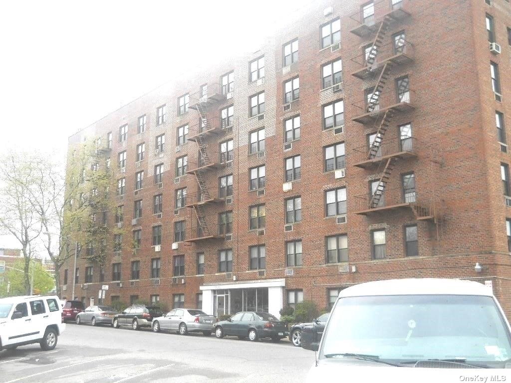 15272 Melbourne Avenue 5E, Flushing, Queens, NY - 1 Bedrooms  
1 Bathrooms  
3 Rooms - 