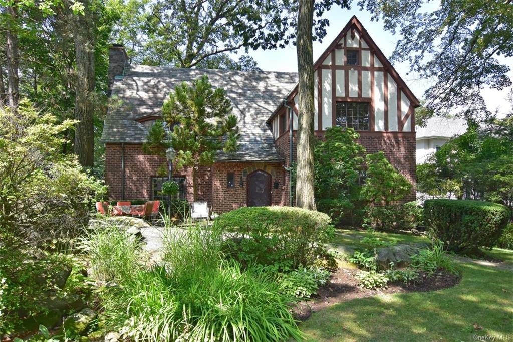 Rental Property at 27 Bretton Road, Scarsdale, New York - Bedrooms: 4 
Bathrooms: 3 
Rooms: 8  - $7,250 MO.