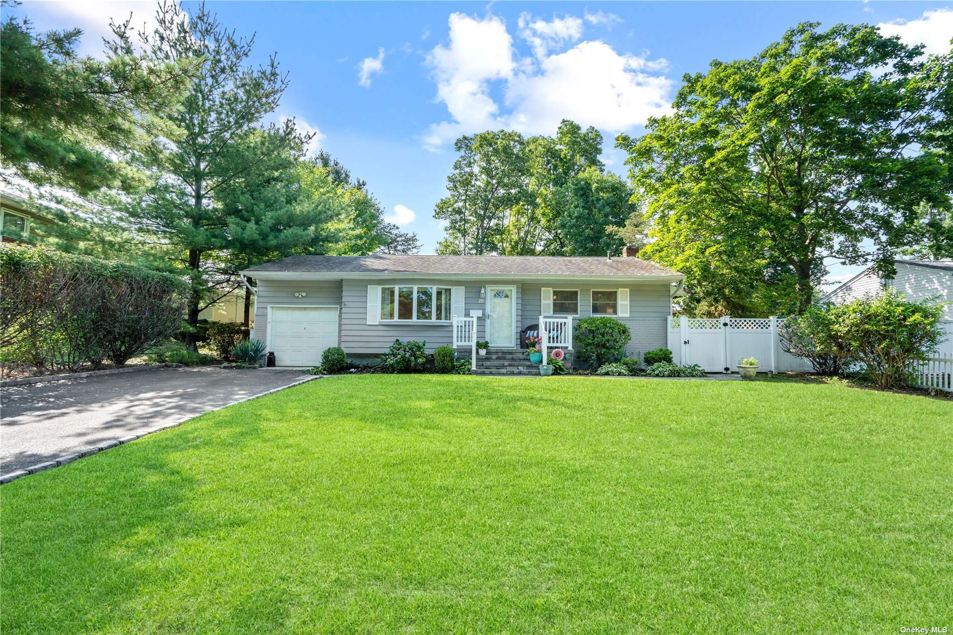 26 Genesee Drive, Commack, Hamptons, NY - 3 Bedrooms  
2 Bathrooms - 