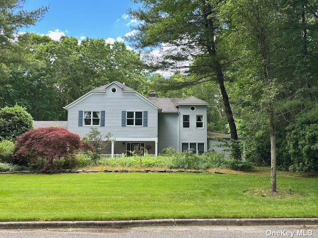 6 Carriage Path, Manorville, Hamptons, NY - 4 Bedrooms  
3 Bathrooms - 