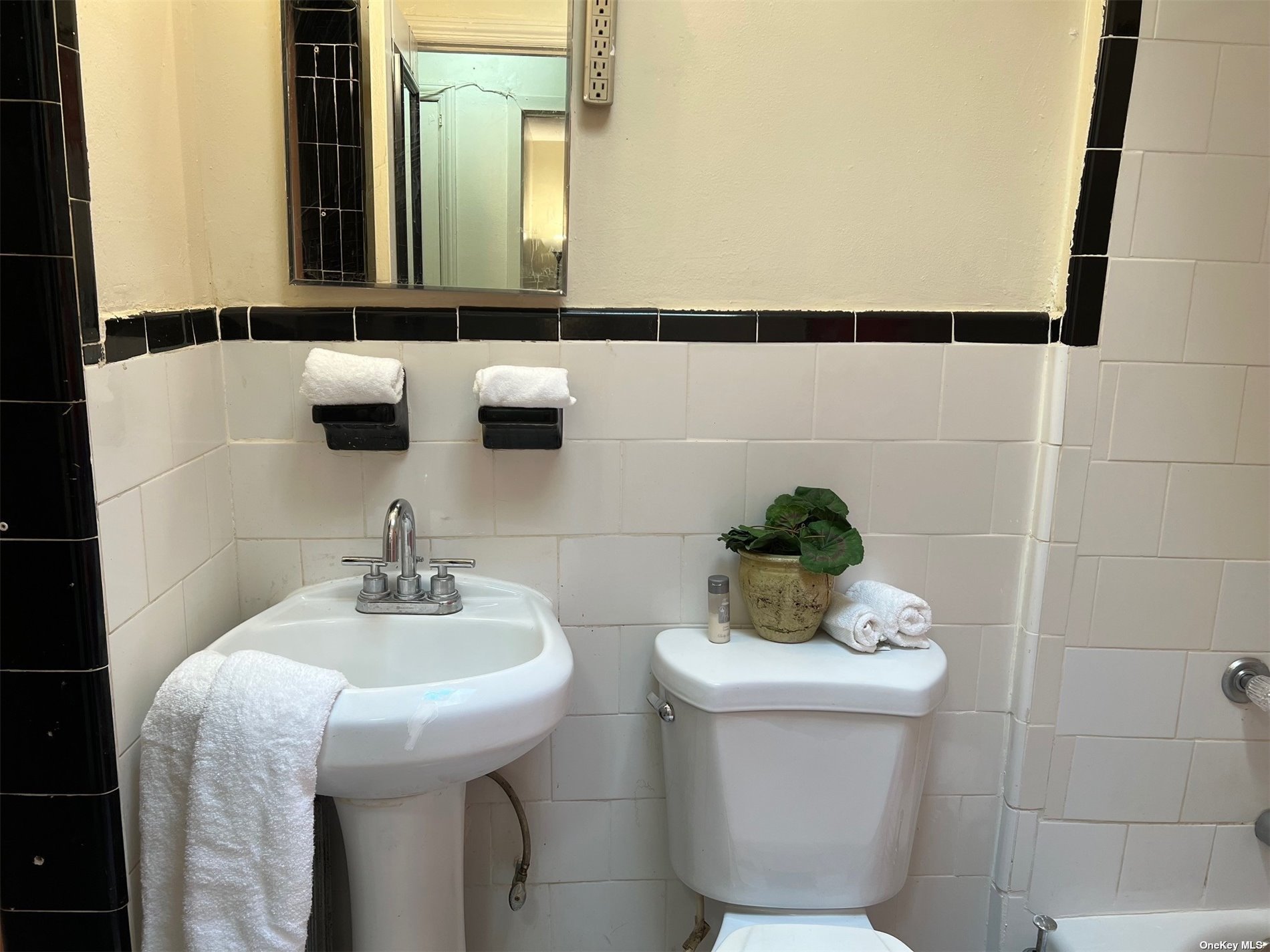 Photo 9 of 19 of 89-59 Vanderveer Street townhome