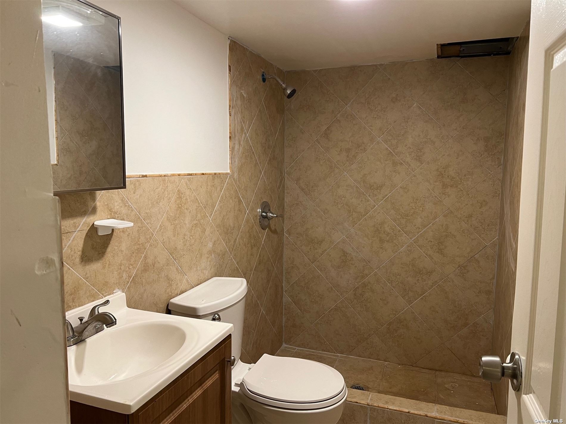 Photo 16 of 19 of 89-59 Vanderveer Street townhome