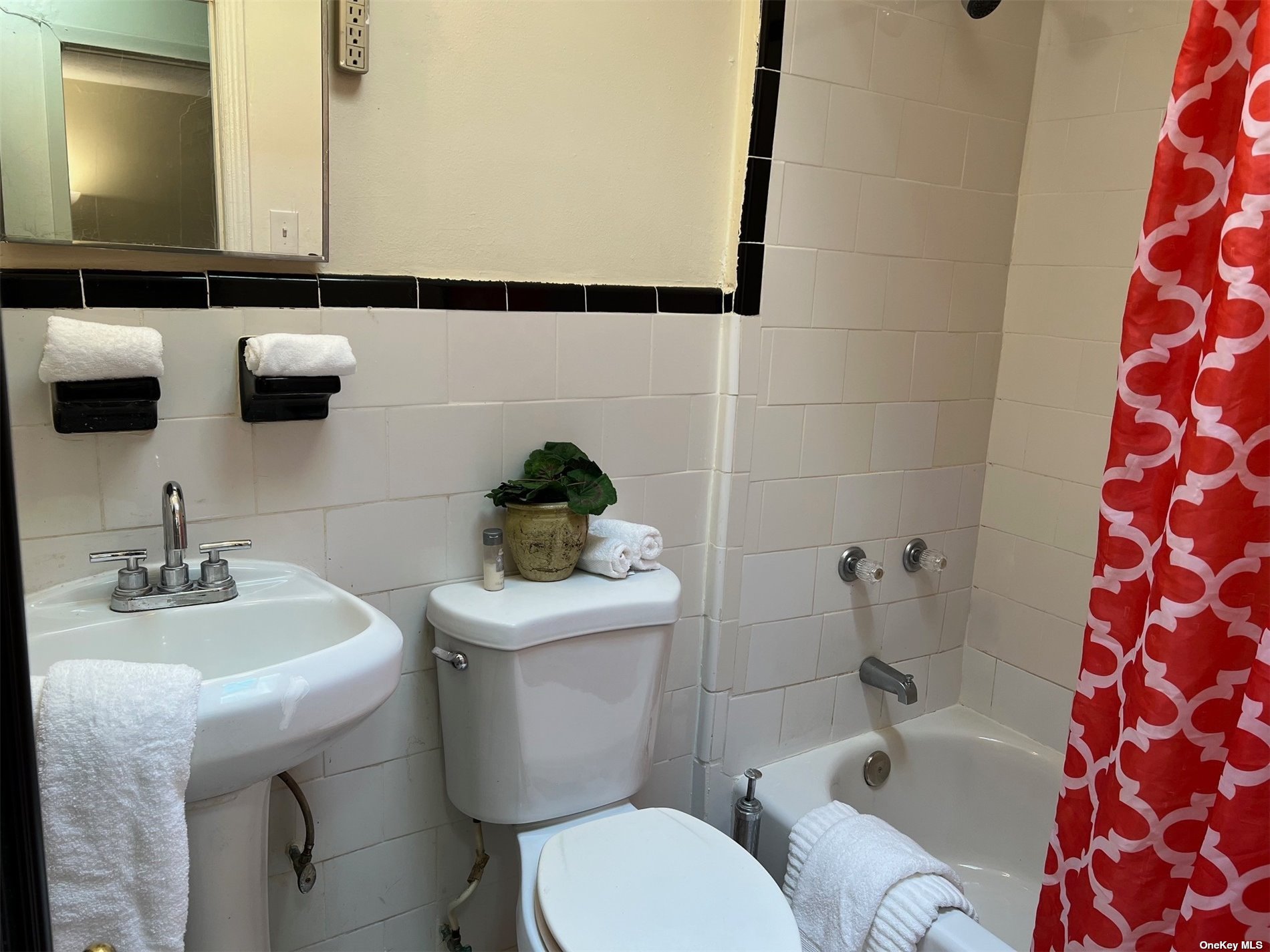 Photo 8 of 19 of 89-59 Vanderveer Street townhome