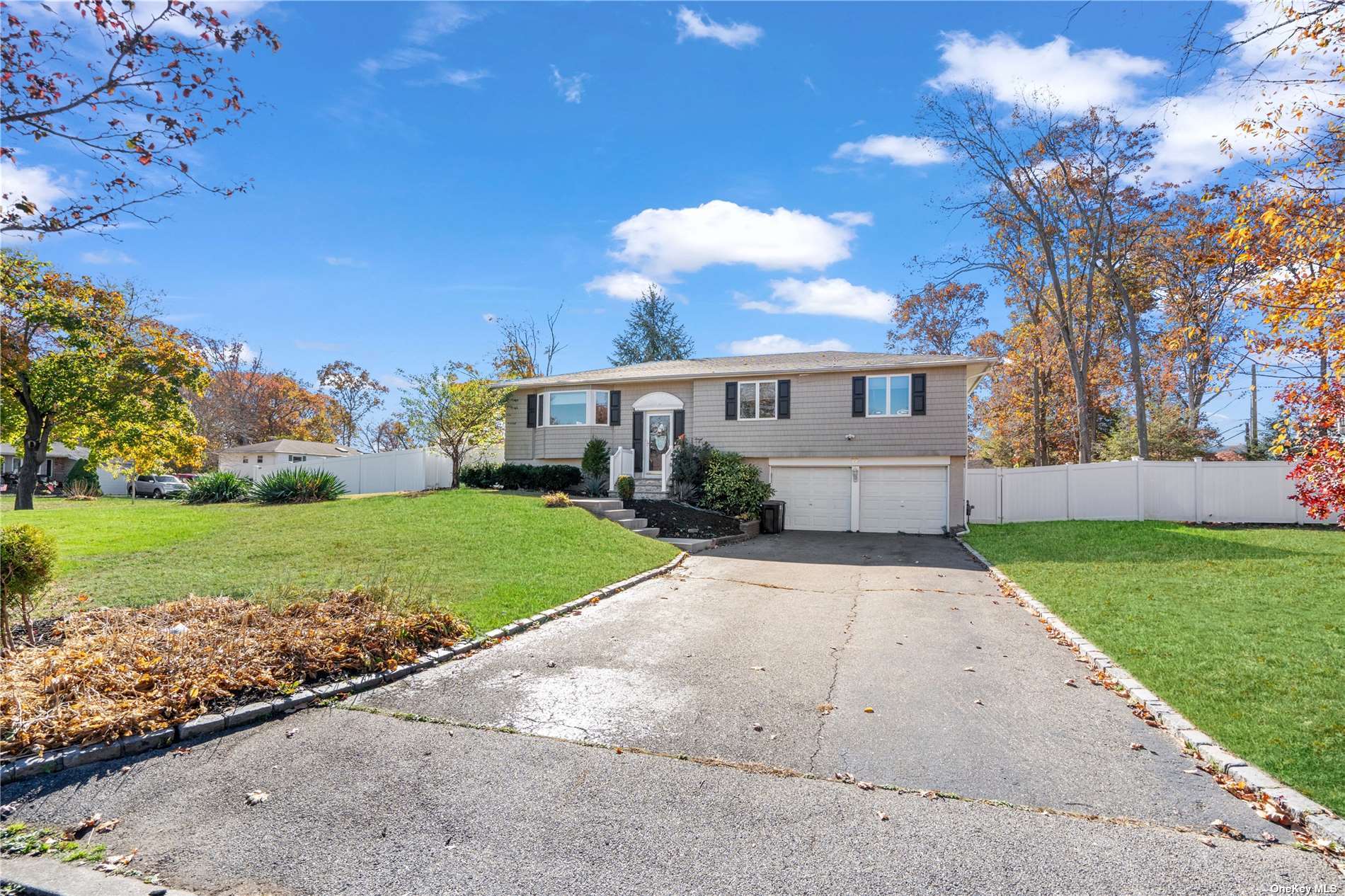 22 Ronde Drive, Commack, New York image 2