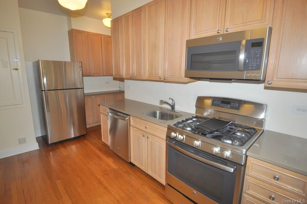 Rental Property at 155 Garth Road 2C, Scarsdale, New York - Bedrooms: 3 
Bathrooms: 3 
Rooms: 8  - $5,250 MO.
