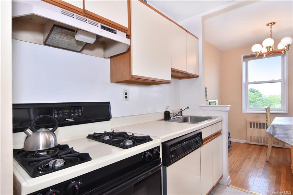 Photo 9 of 18 of 2 Bronxville Road 6H co-op property