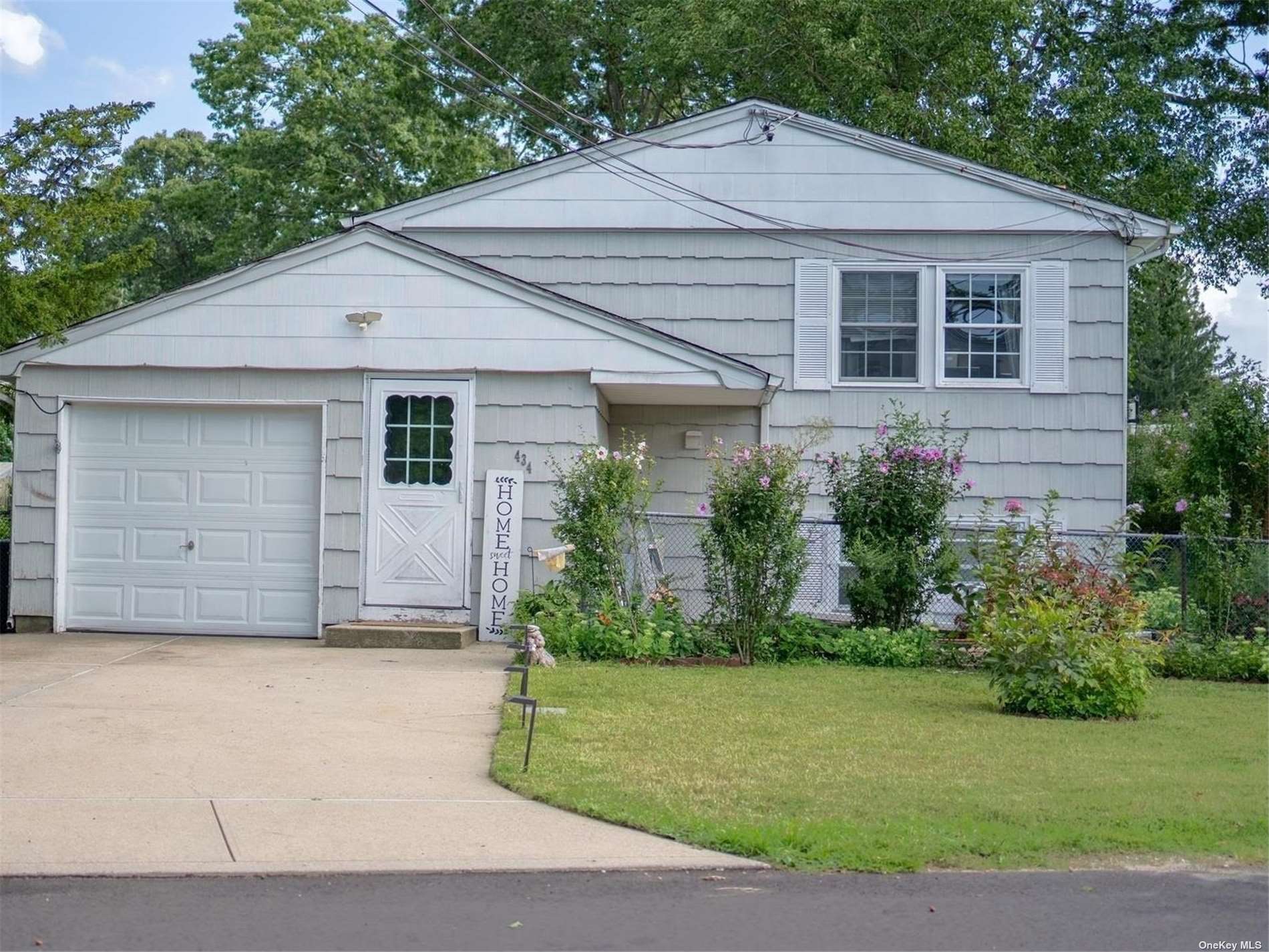 View Ronkonkoma, NY 11779 house
