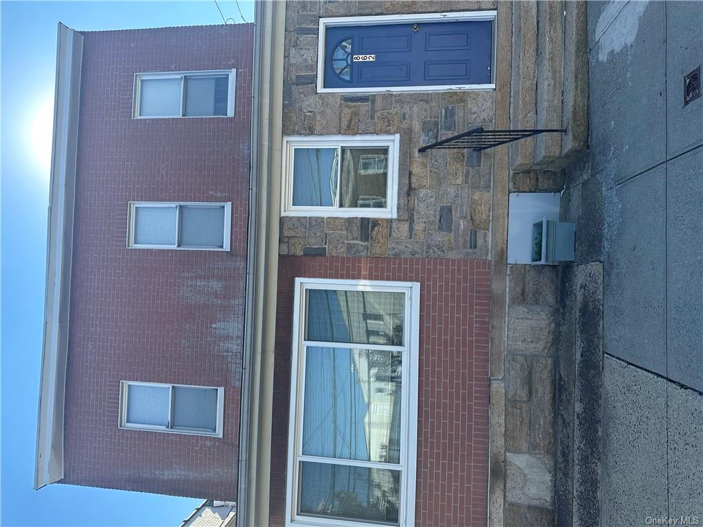 862 Midland Avenue 1, Yonkers, New York - 2 Bedrooms  
1 Bathrooms  
4 Rooms - 