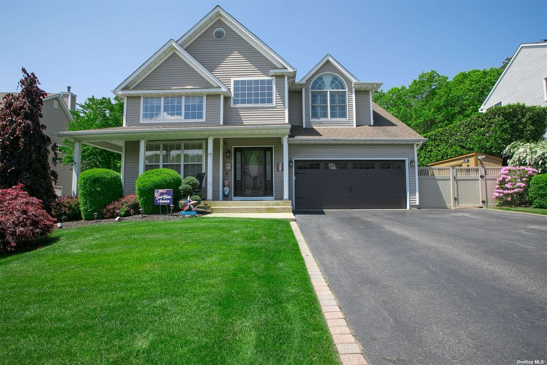 Property for Sale at 14 Manorview Way, Manorville, Hamptons, NY - Bedrooms: 4 
Bathrooms: 3.5  - $799,990