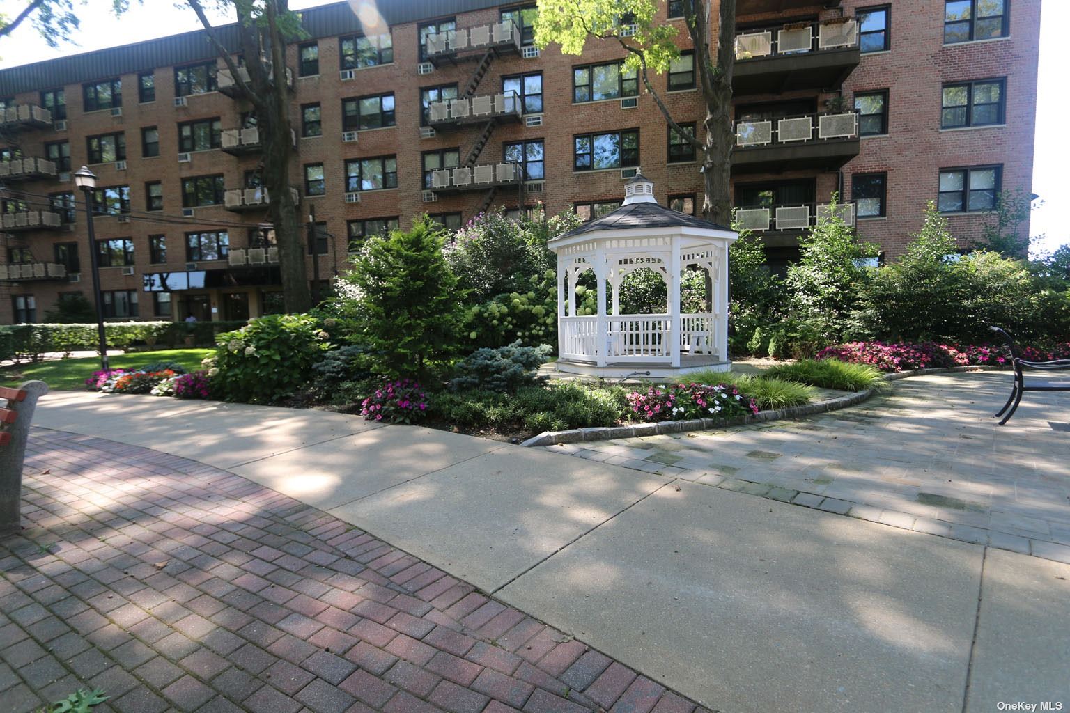 4 Birchwood Court Ct #4L, Mineola, New York image 3