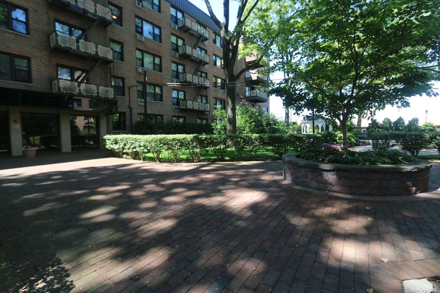 4 Birchwood Court Ct #4L, Mineola, New York image 2