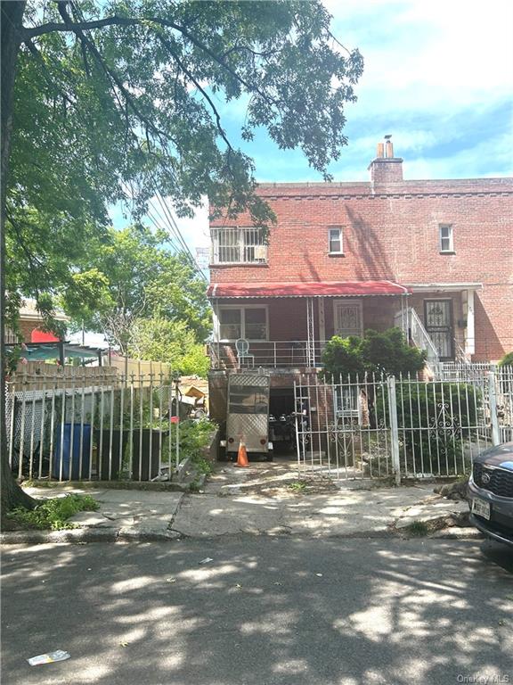 Mansion Street, Bronx, New York - 3 Bedrooms  
3 Bathrooms - 