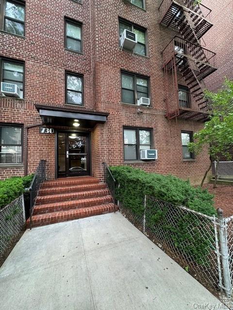 E 232nd Street 1C, Bronx, New York - 1 Bedrooms  
1 Bathrooms  
3 Rooms - 
