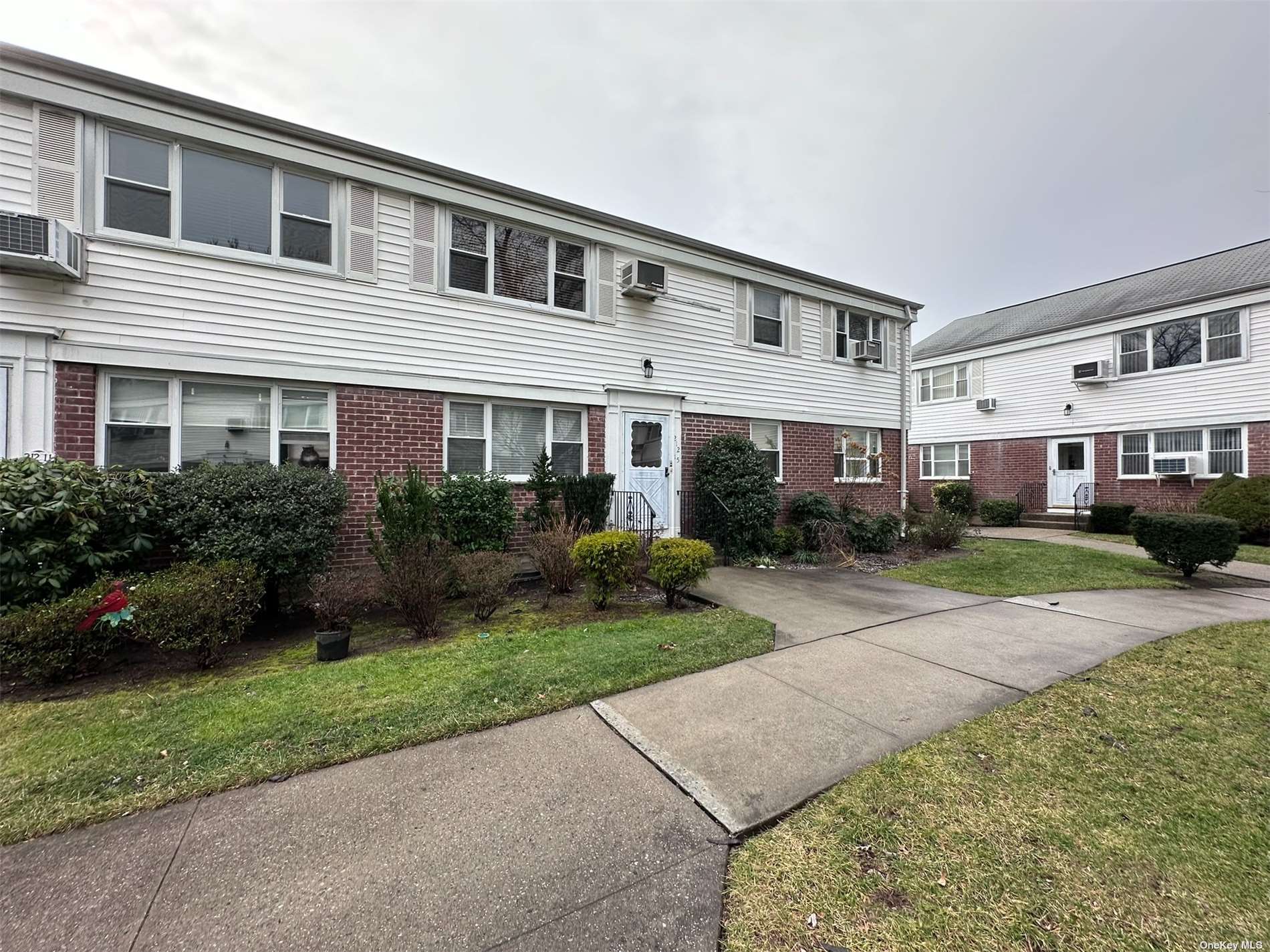 21215 16 Avenue 163, Bayside, Queens, NY - 3 Bedrooms  
1 Bathrooms  
6 Rooms - 