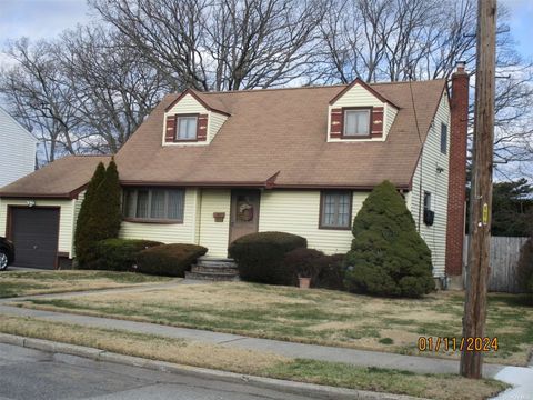 632 N Greene Avenue N Lindenhurst NY 11757