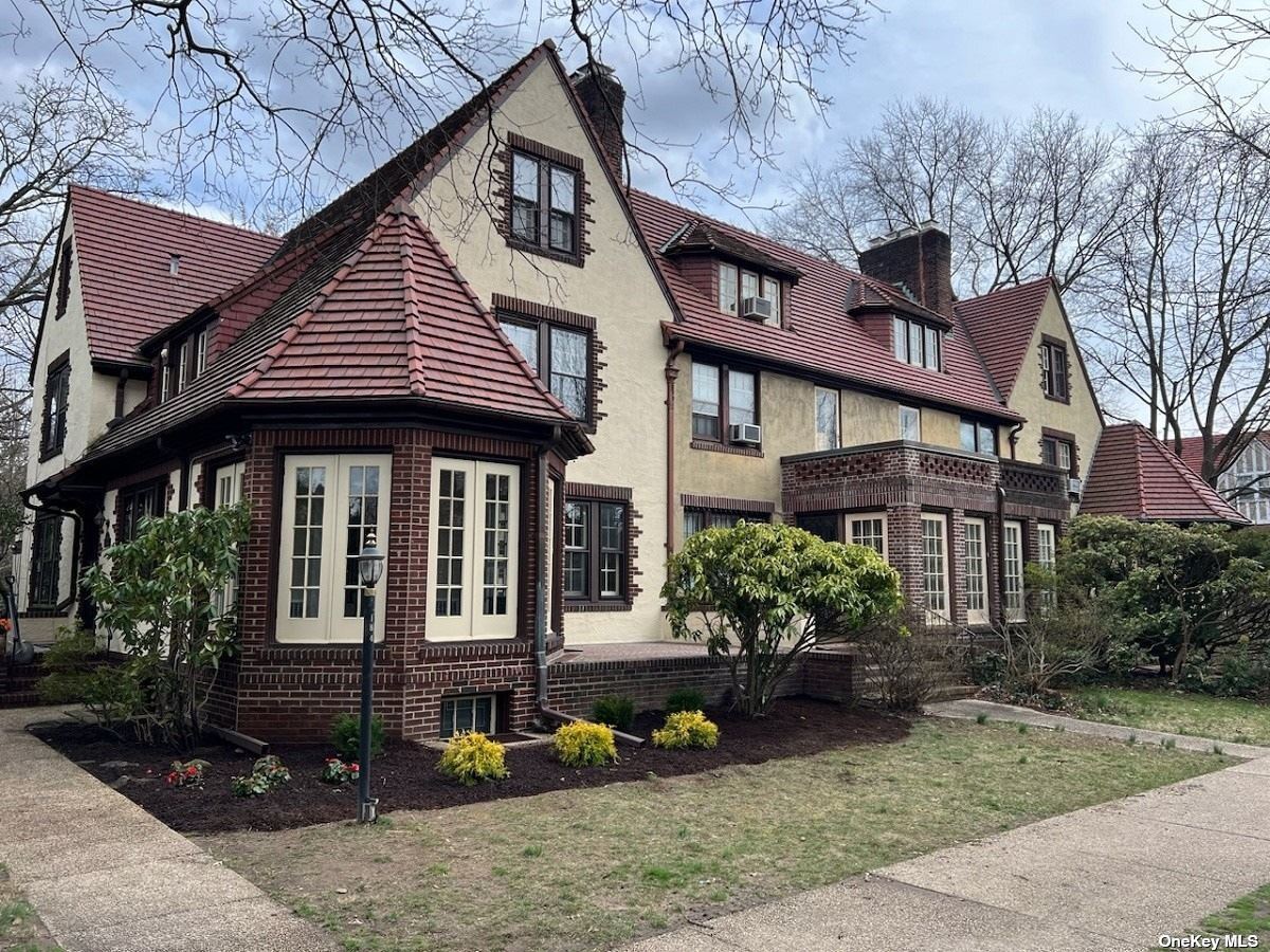 Ascan Avenue, Forest Hills, Queens, NY - 5 Bedrooms  
3.5 Bathrooms - 