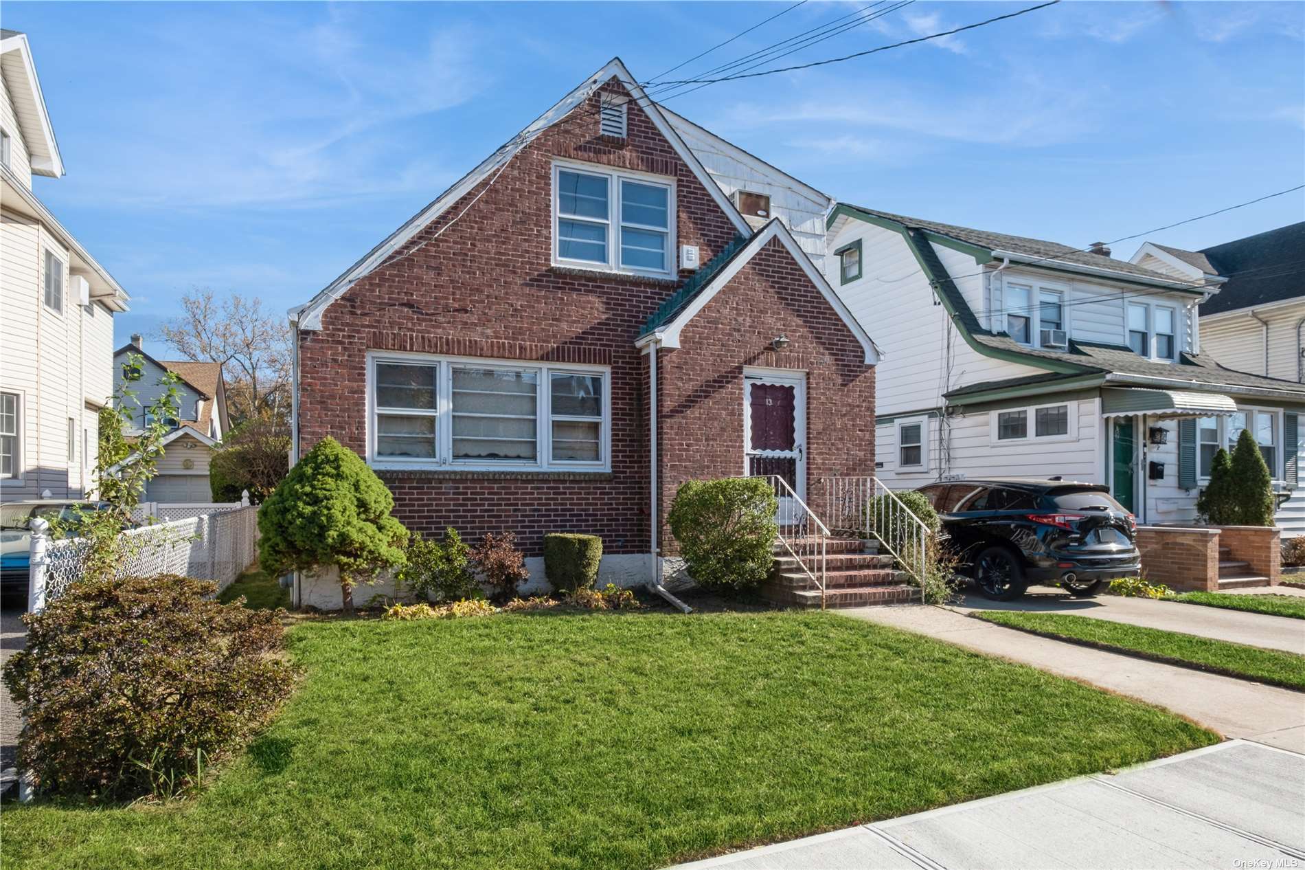 13 Hinsdale Avenue, Floral Park, New York image 3