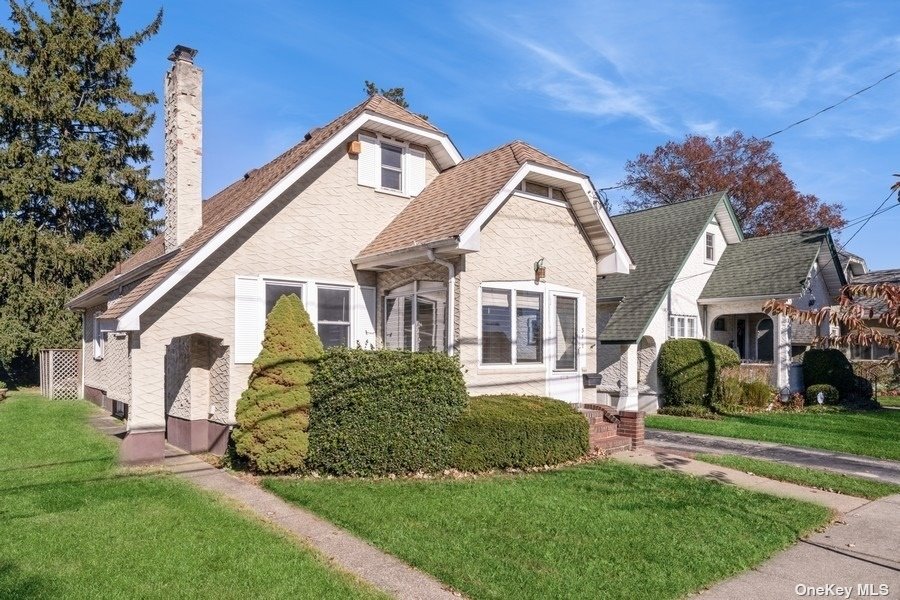 31 Beverly Avenue, Floral Park, New York image 3