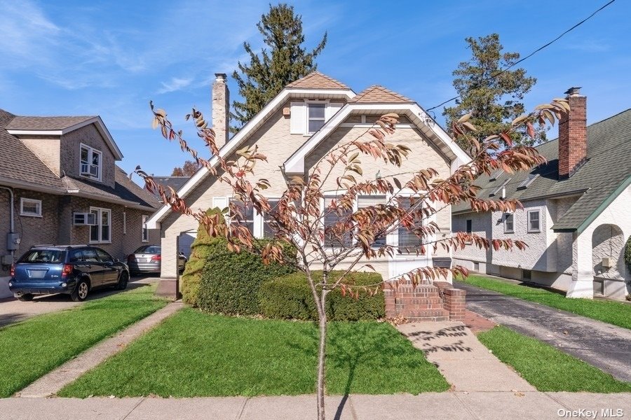 31 Beverly Avenue, Floral Park, New York image 1