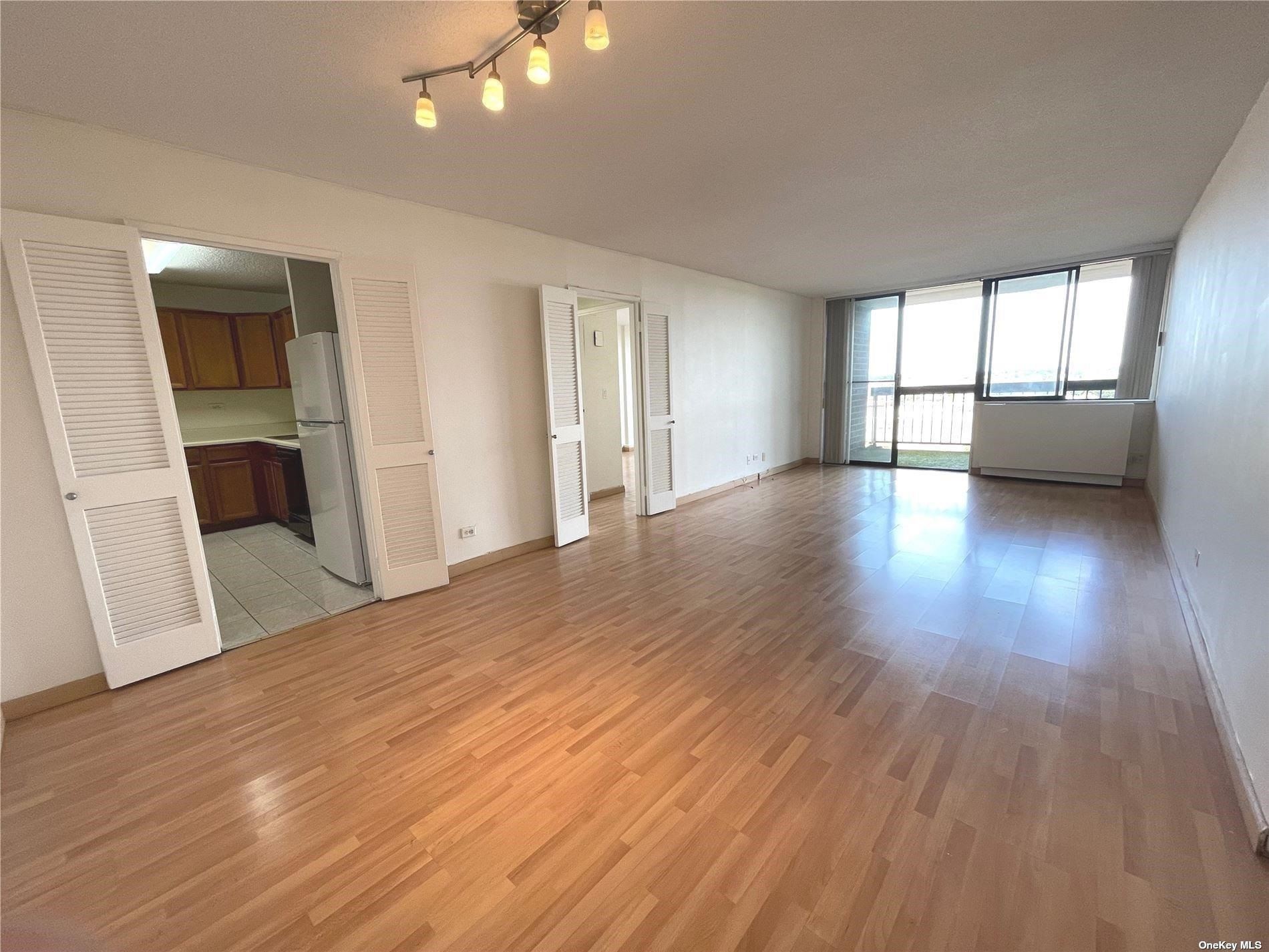 2 Bay Club Drive 6Z2, Bayside, Queens, NY - 1 Bedrooms  
1 Bathrooms  
4 Rooms - 