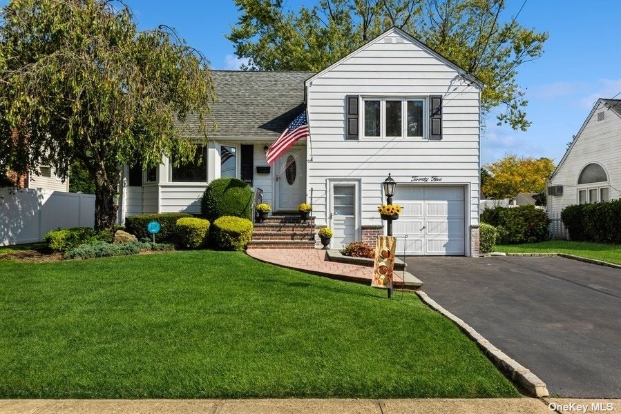 25 Westgate Road, Massapequa Park, New York image 1