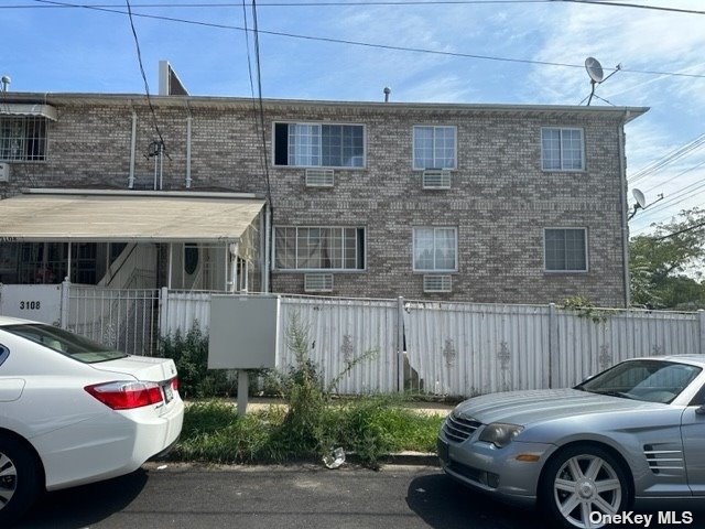 Property for Sale at 3106 Mickle Avenue, Bronx, New York - Bedrooms: 6 
Bathrooms: 4.5 
Rooms: 12  - $650,000