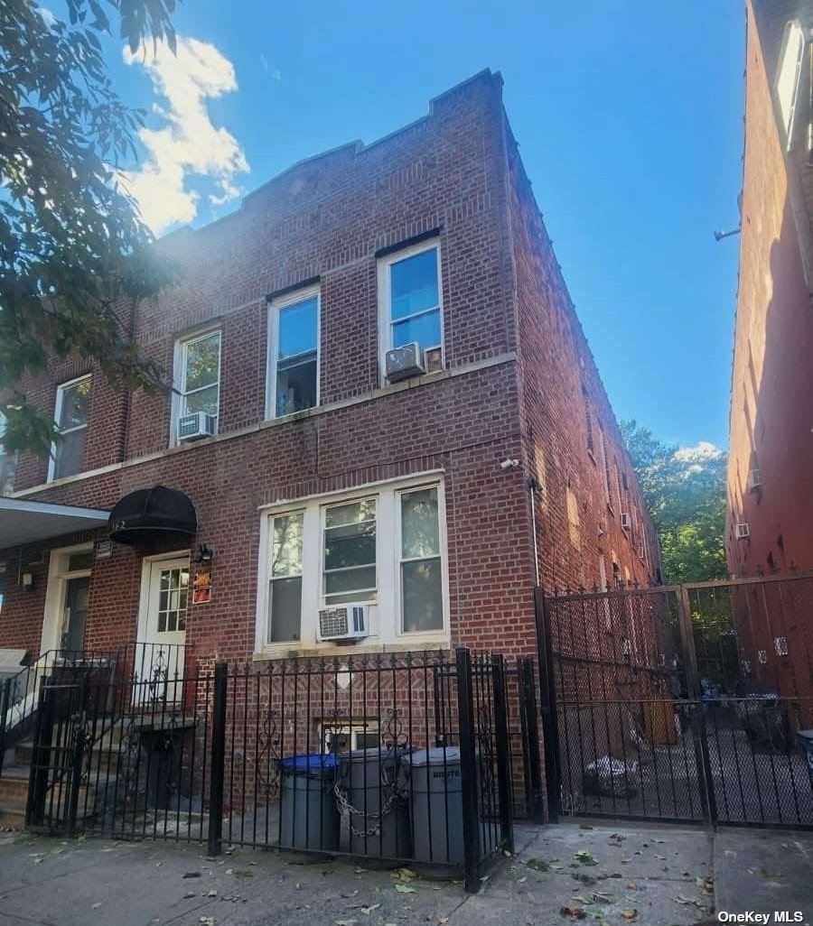 Property for Sale at 1045 Longfellow Avenue, Bronx, New York - Bedrooms: 8 
Bathrooms: 4 
Rooms: 24  - $1,200,000