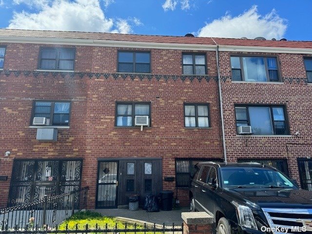 Property for Sale at 30th Avenue, East Elmhurst, Queens, NY - Bedrooms: 5 
Bathrooms: 3 
Rooms: 13  - $1,425,000