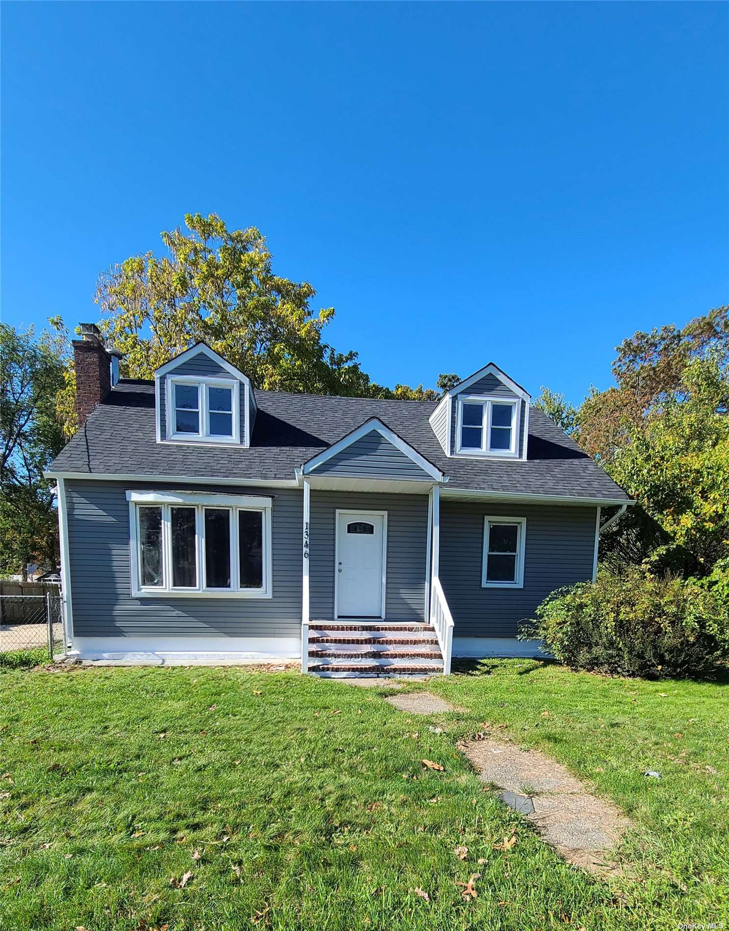 Photo 1 of 11 of 1346 Islip Avenue house