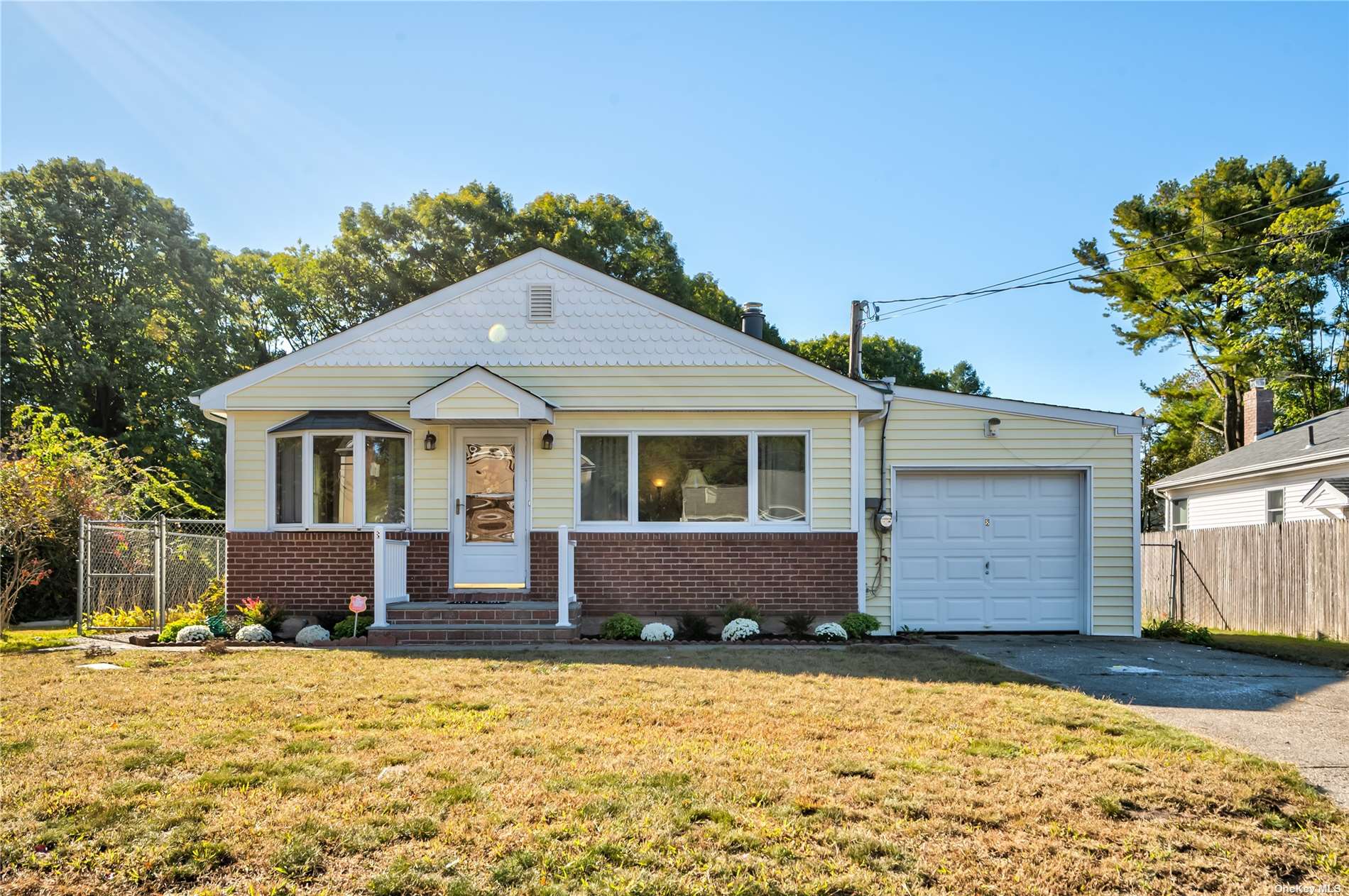 8 Cutting Street, Huntington, Hamptons, NY - 3 Bedrooms  
2 Bathrooms - 