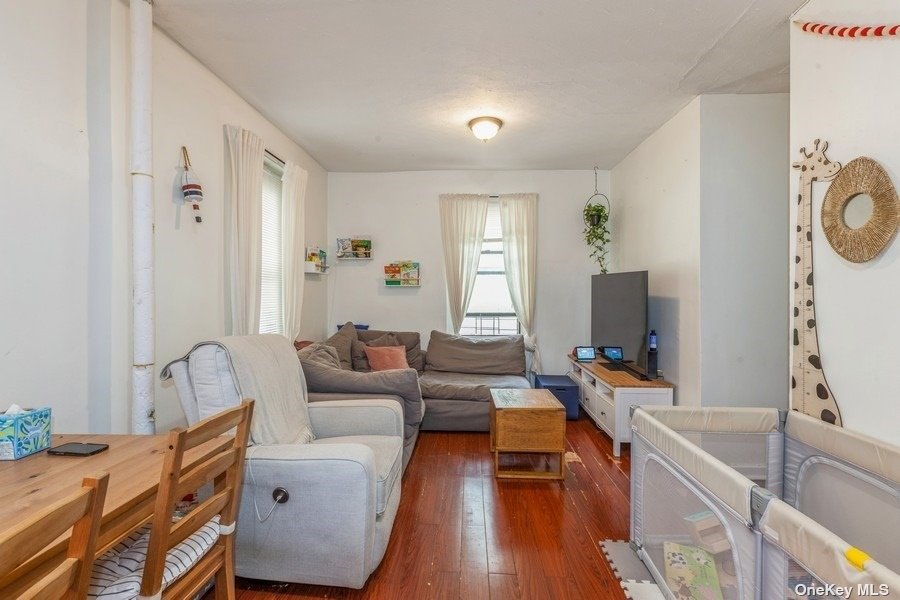 2177 33 St 1A St 1A, Astoria, Queens, NY - 2 Bedrooms  
1 Bathrooms  
4 Rooms - 