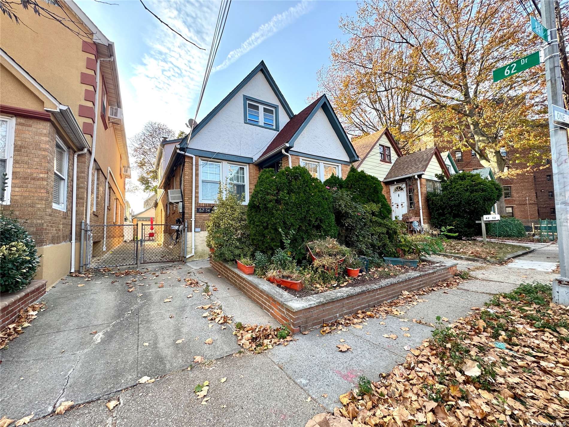 6254 84th Place Pl, Middle Village, Queens, NY - 4 Bedrooms  
3 Bathrooms  
10 Rooms - 