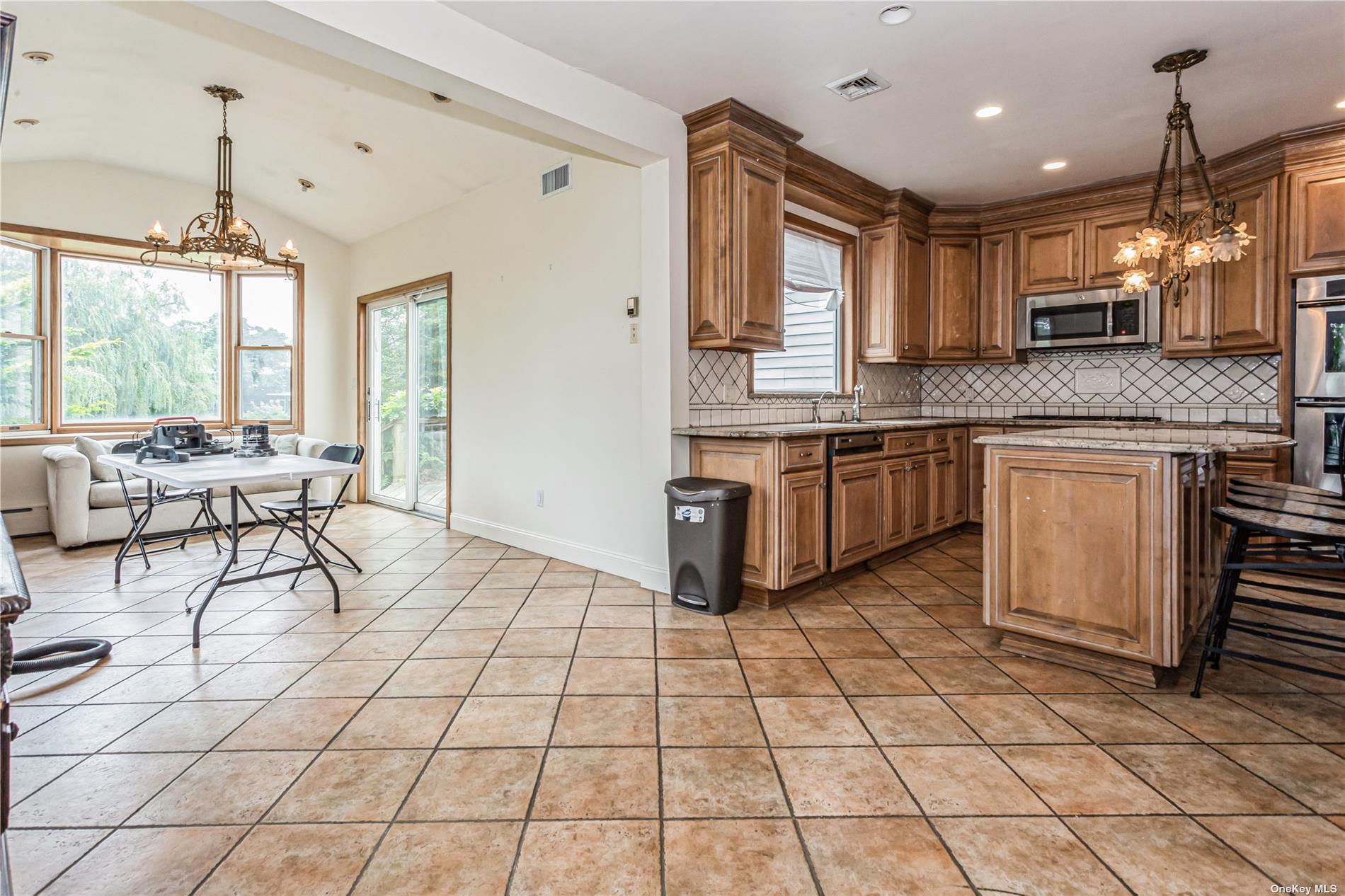 Lawrence, New York 11559, United States, 8 Bedrooms Bedrooms, ,6 BathroomsBathrooms,Residential,Pending,29452