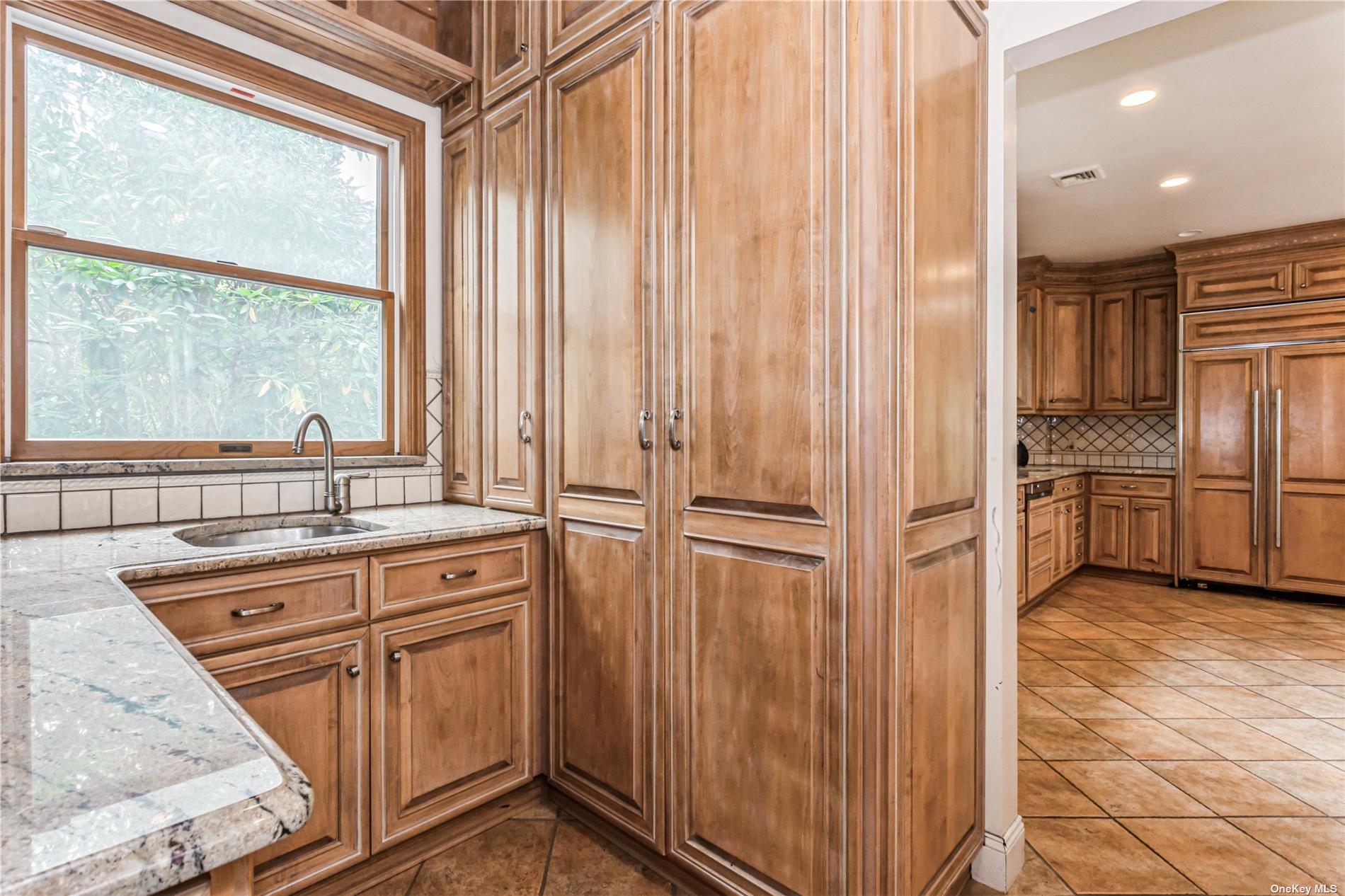 Lawrence, New York 11559, United States, 8 Bedrooms Bedrooms, ,6 BathroomsBathrooms,Residential,Pending,29452