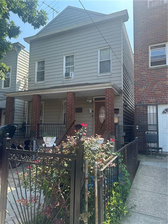 760 E 221st Street, Bronx, New York - 5 Bedrooms  
2 Bathrooms - 