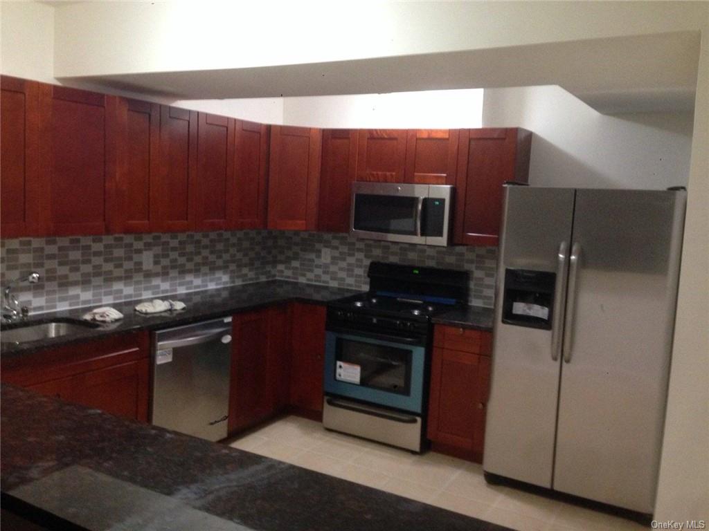 Rental Property at 18 Cedar Street, Dobbs Ferry, New York - Bedrooms: 2 
Bathrooms: 2 
Rooms: 5  - $3,650 MO.