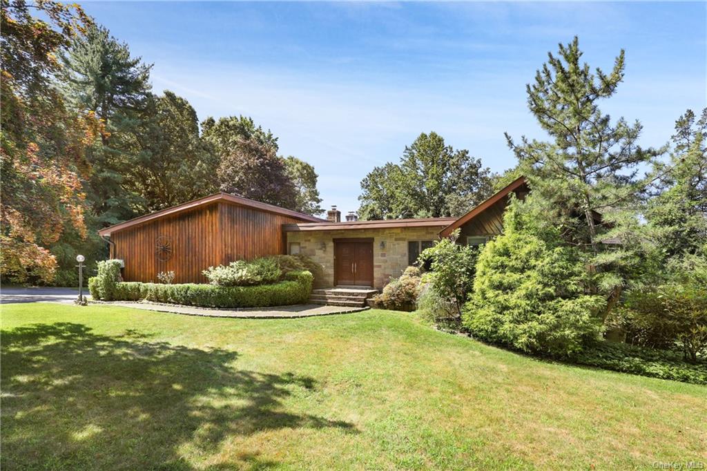 Rental Property at 7 Alpine Drive, Armonk, New York - Bedrooms: 2 
Bathrooms: 4 
Rooms: 8  - $6,500 MO.