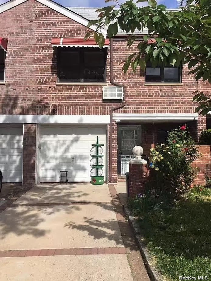 5725 156th Street, Flushing, Queens, NY - 5 Bedrooms  
2 Bathrooms  
11 Rooms - 