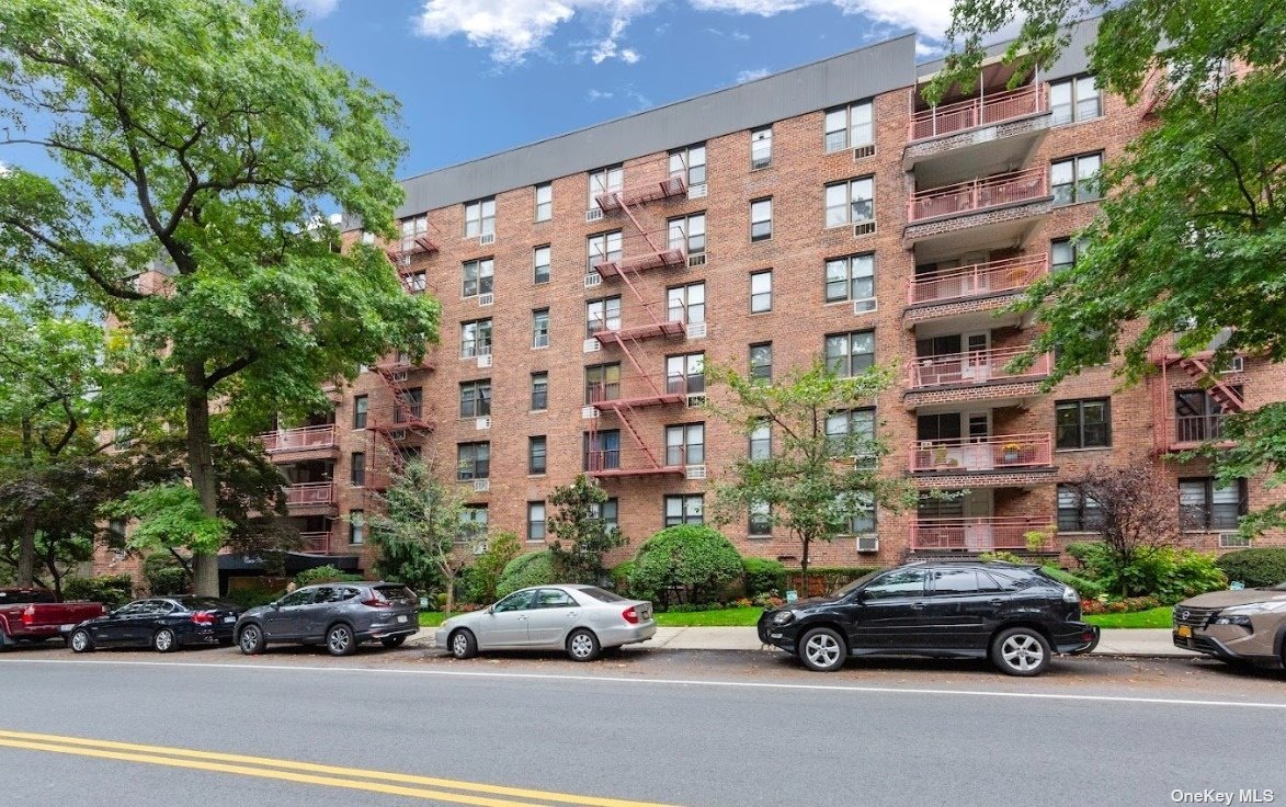 43-25 Douglaston Parkway #1D, Douglaston, New York image 3