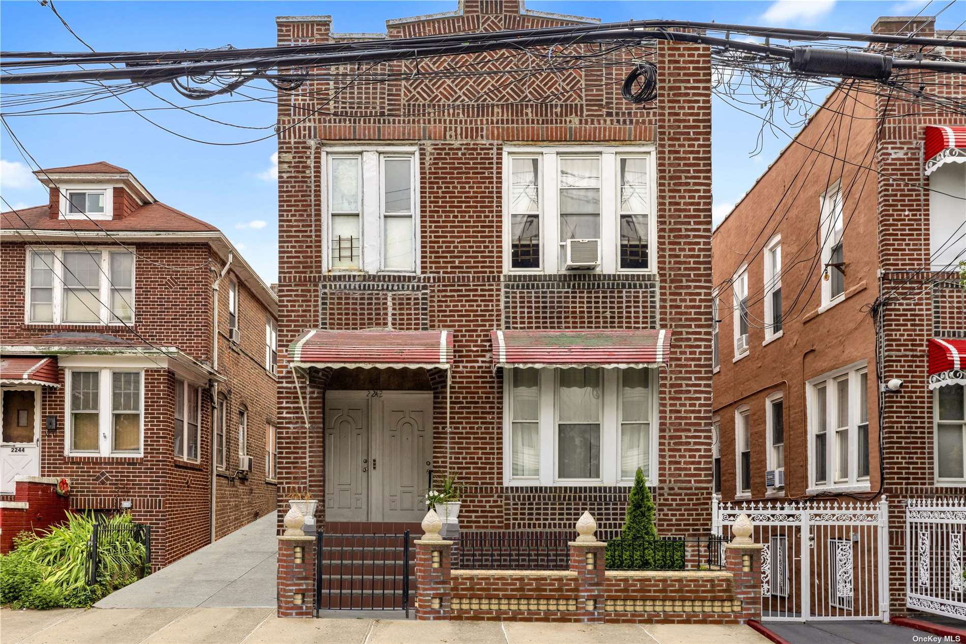 2242 Story Avenue, Bronx, New York - 6 Bedrooms  
4.5 Bathrooms  
12 Rooms - 