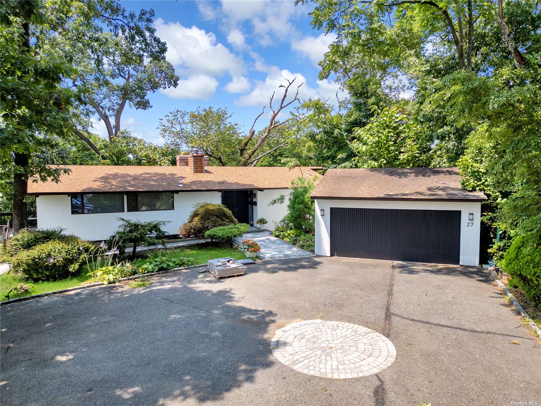 27 Parkway Drive, Roslyn Heights, New York image 32