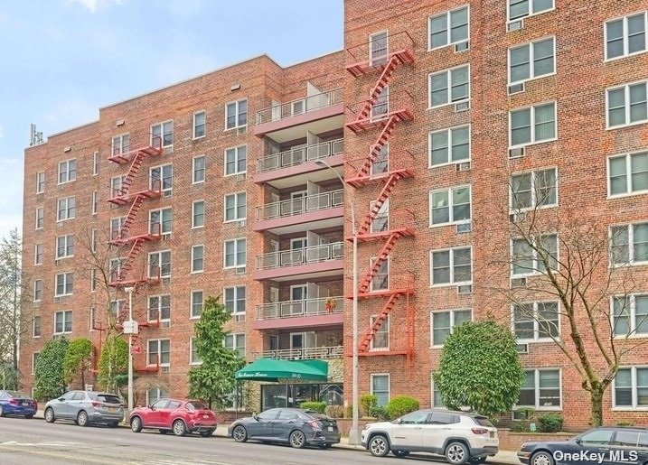 241-20 Northern Boulevard #2H, Douglaston, New York image 1