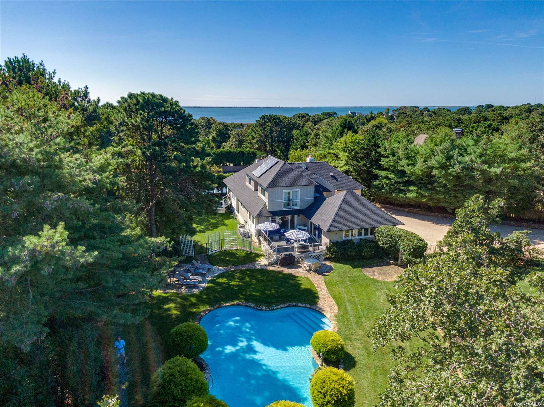 141 Middle Pond Road, Southampton, Hamptons, NY - 6 Bedrooms  
6 Bathrooms - 