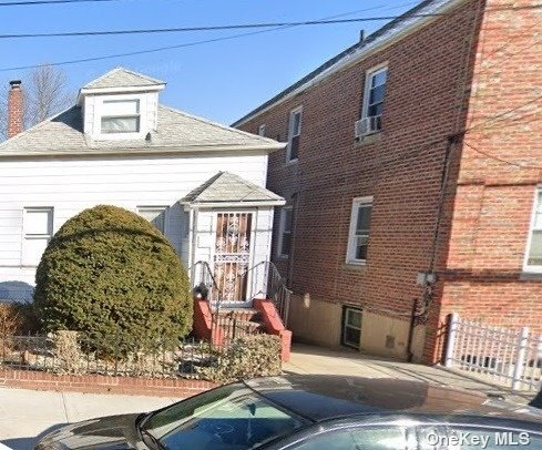 1442 Crosby Avenue, Bronx, New York - 4 Bedrooms  
1 Bathrooms  
7 Rooms - 